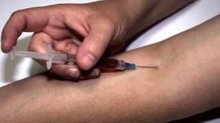 Los expertos alertan: “dejen de inyectarse vacunas caseras para Covid-19”